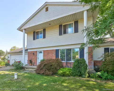 1166 Risecliff Dr, Grand Blanc, MI 48439