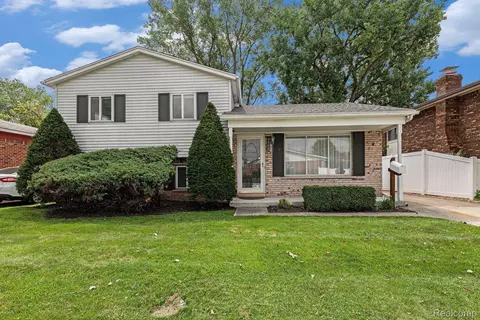 3587 N Shore Dr, Lincoln Park, MI 48146