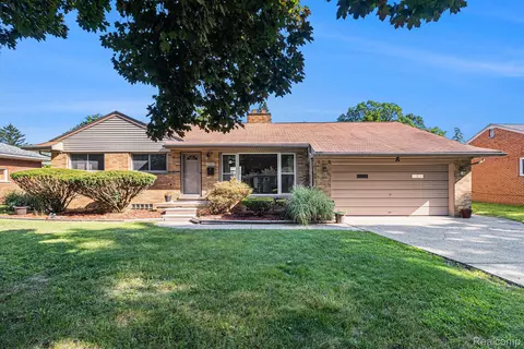 19592 Nadol Dr, Southfield, MI 48075