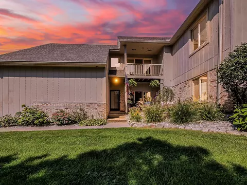 29431 Laurel Dr, Farmington Hills, MI 48331