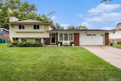2760 Orenda St, Commerce, MI 48382
