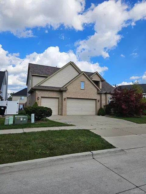 26803 Royal Dr, Woodhaven, MI 48183