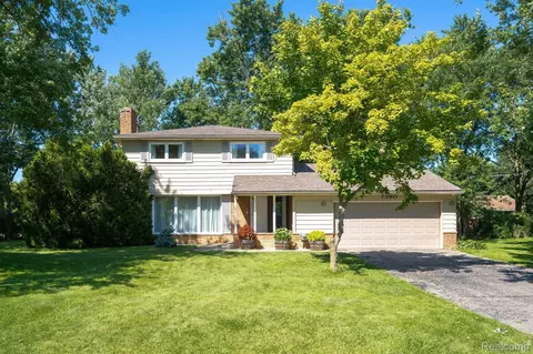 7390 Linda Ln, West Bloomfield, MI 48322