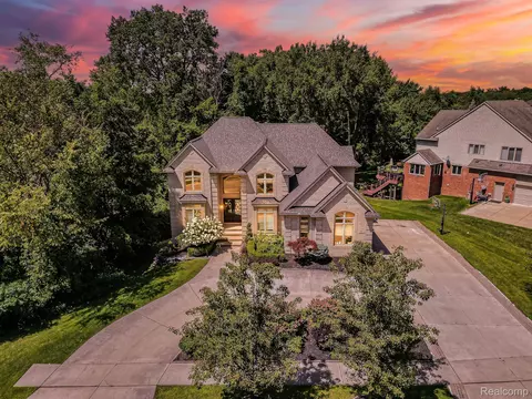 5570 Hampshire Dr, West Bloomfield, MI 48322