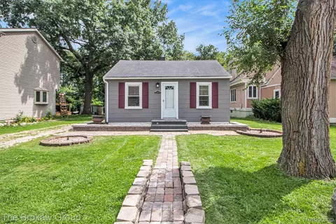 2995 Elam Crt Ct, Keego Harbor, MI 48320
