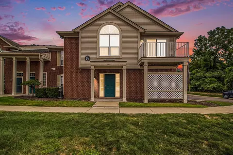 29500 Nottingham Crt 55 5 Ct #55, Livonia, MI 48152