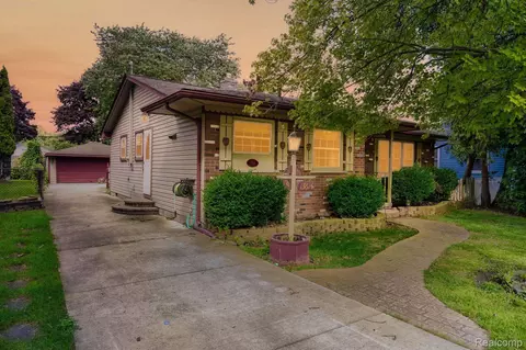 13614 Stoeflet St, Gibraltar, MI 48173
