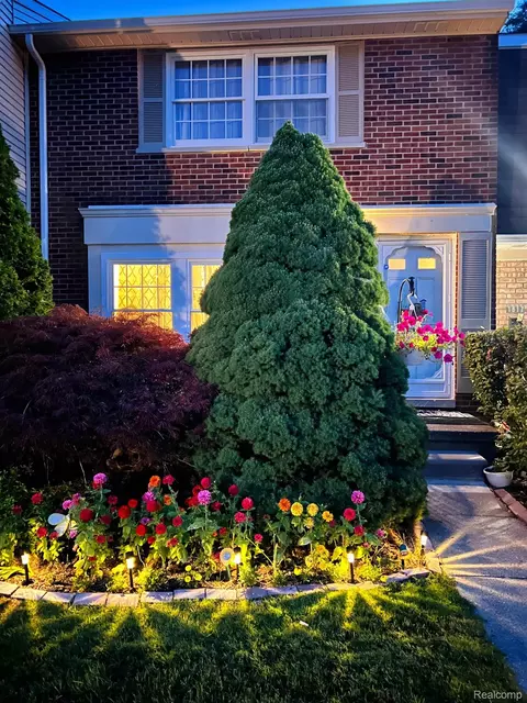 1815 Brentwood Dr, Troy, MI 48098