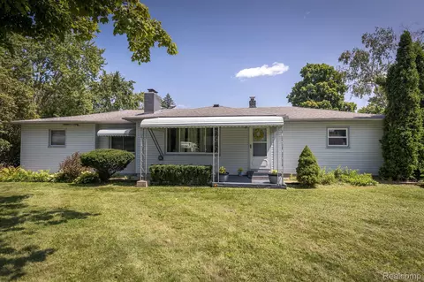 3300 Warringham Ave, Waterford, MI 48329