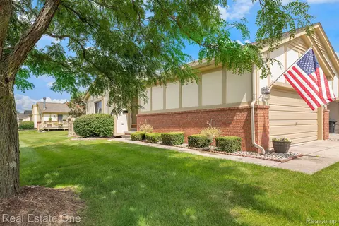 18583 Valleybrook Ln 205 43 Ln #205, Clinton Township, MI 48038