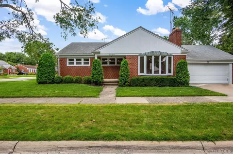 2060 Allard Ave, Grosse Pointe Woods, MI 48236