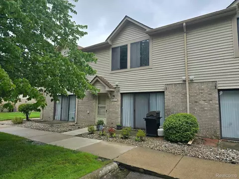 38577 Wellington Dr, Clinton Township, MI 48036