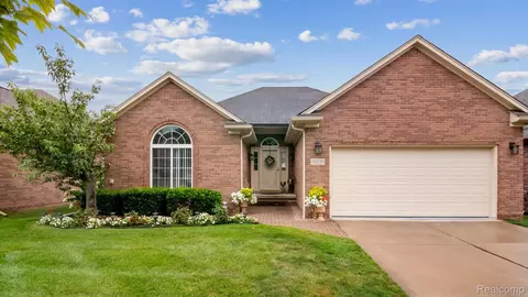 40220 Long Horn Dr, Sterling Heights, MI 48313