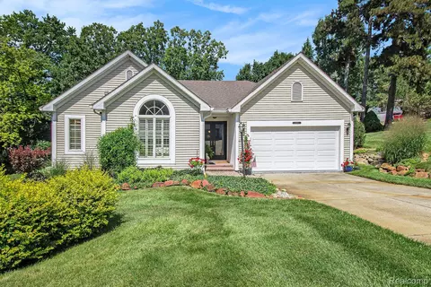 10697 Charring Cross Cir, Green Oak, MI 48189