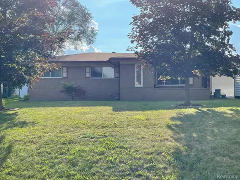 537 Candlestick Dr, Waterford, MI 48328