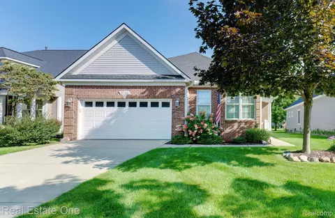 3716 Crestwood Dr, Auburn Hills, MI 48326
