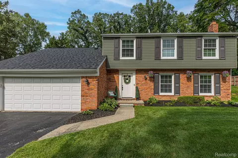 5398 Van Ness Dr, Bloomfield Township, MI 48302