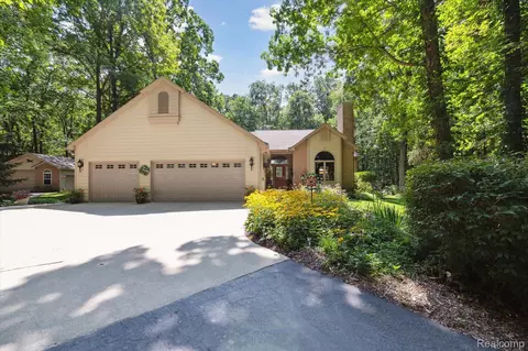 12166 Andresen Dr, Green Oak, MI 48178