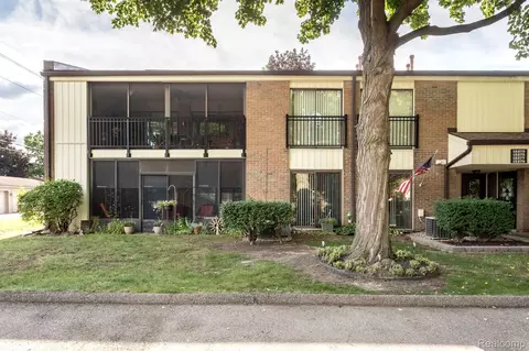 18273 University Park Dr 4 Dr, Livonia, MI 48152