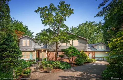 21200 W 13 Mile Rd, Beverly Hills, MI 48025