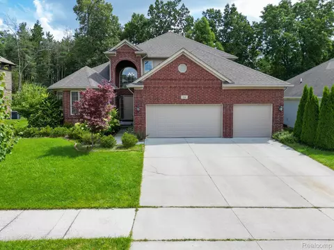 3140 Rabeeh Dr, Auburn Hills, MI 48326