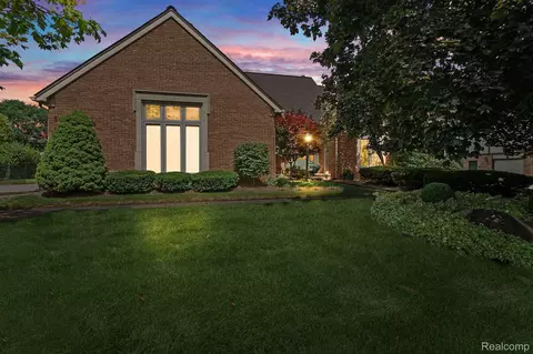 1858 Hallmark Dr, Troy, MI 48098