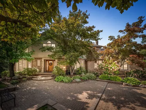 2485 Hunters Pond, Bloomfield Hills, MI 48304