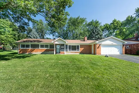 8090 Kenwick Dr, White Lake, MI 48386
