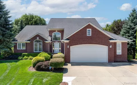 49301 Clinton Terrace Dr, Macomb, MI 48044