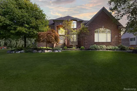 8978 Woodlore South Dr, Plymouth, MI 48170
