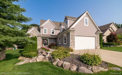6190 Foxfire Cir, Independence, MI 48346