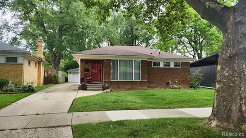 8776 Woodside Dr, Oak Park, MI 48237