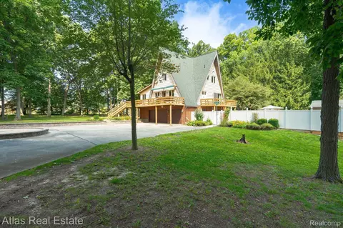 9280 Hills Cove Dr, Goodrich, MI 48438