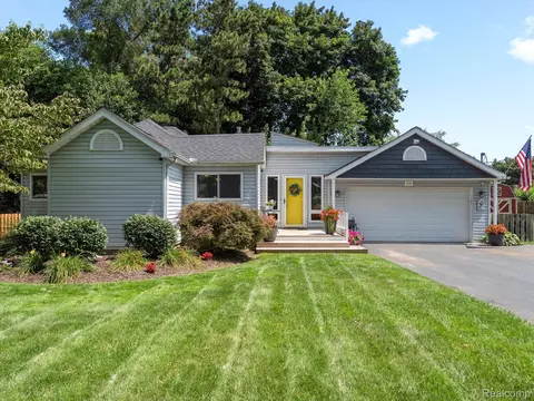 1870 Orchid St, Waterford, MI 48328