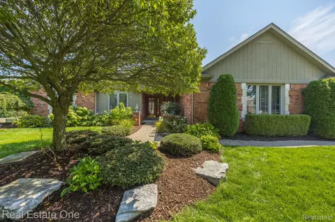 6658 Mountain Dr, Troy, MI 48098