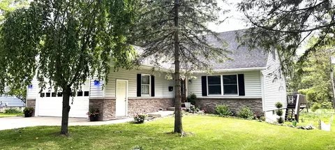319 Riddle St, Howell, MI 48843