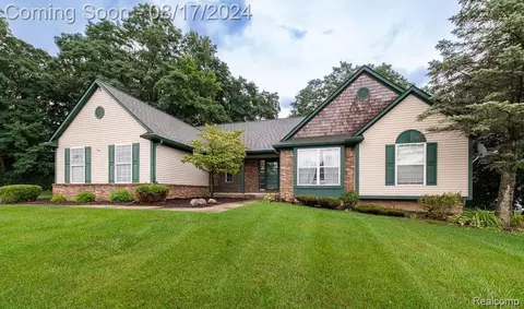 2209 Huntington Dr, Lake Orion, MI 48360