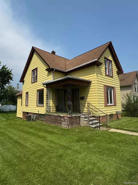 81 Fessenden St, Mount Clemens, MI 48043