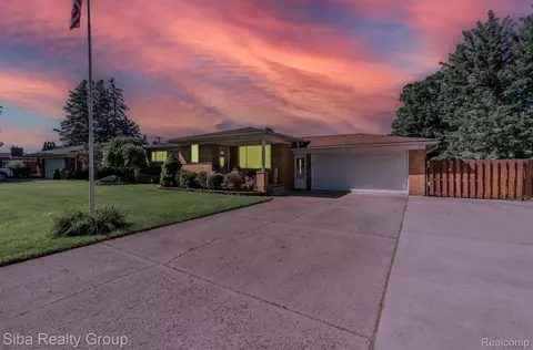 8427 Southfield Dr, Shelby Township, MI 48316