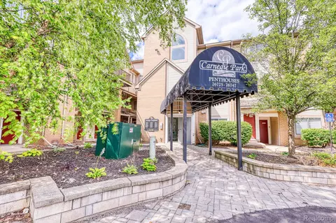 26729 W Carnegie Park Dr, Southfield, MI 48034