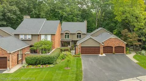 4045 Hidden Woods Dr, Bloomfield Hills, MI 48301