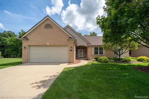 43450 Cove Dr, Clinton Township, MI 48038