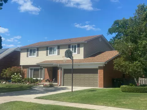 1340 Edmundton Dr, Grosse Pointe Woods, MI 48236