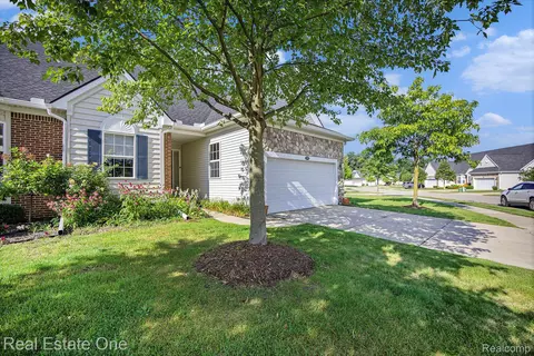 3332 Grove Ln, Auburn Hills, MI 48326