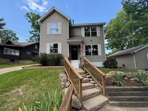 957 Forest Lake Blvd, Orion, MI 48362