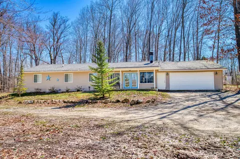 9161 Hamill Rd, Forest, MI 48463