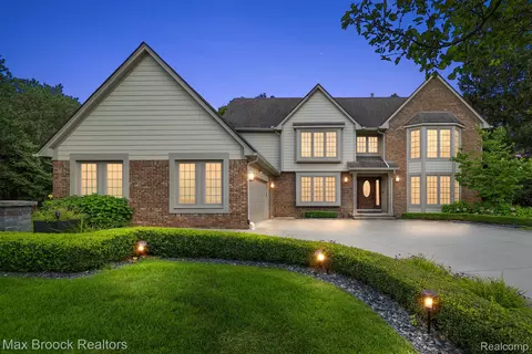 4696 Pier Crt Ct, Troy, MI 48098