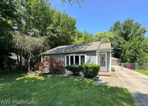 21845 Holly St, Clinton Township, MI 48035