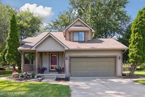 14082 N Fenton Rd, Fenton, MI 48430