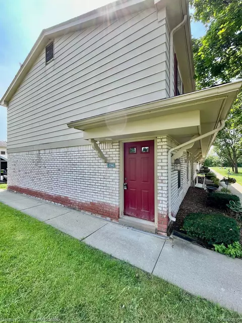 196 Princeton Dr, South Lyon, MI 48178